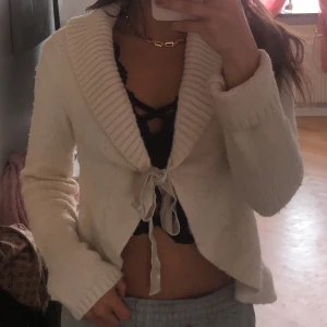 Beige Kofta - Varm kofta från Capri collection med snörning, knappt använd☺️