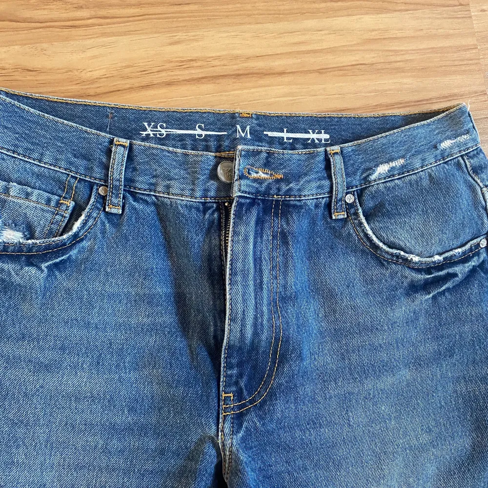 Säljer dessa Never denim jeans i storlek M för 80kr . Jeans & Byxor.