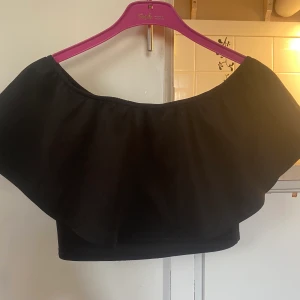 Volang tröja ifrån Nelly - Säljer denna svarta volang tröja ifrån Nelly i storlek S för 50kr