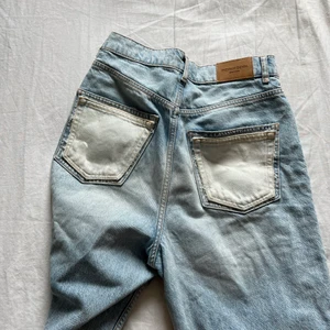 Coola fickor, ginatricot jeans - Hej hej! Säljer nu mina coola jeans med fickor jag satt på sjölv! (Har klippt från ett par andra ljusa jeans) jätte coola och fick många komplimanger, jeansen sitter baggy på mig (midraise) jätte bra pris, hör av dig!💋💋