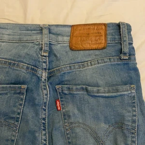 Levis jeans - Säljer dessa levi’s ”mile high super skinny” jeans i storlek 24, så sjukt snygga och sitter som en smäck, bra skick! Köpta för 1199 på carlings