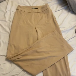 Beiga kostymbyxor - Säljer mina beiga kostymbyxor i storlek 36 då de blivit för små för mig, jätte snygg och passar mig perfekt i längden som är 168