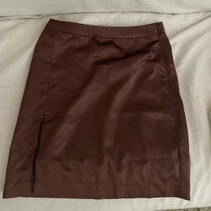 Satin kjol  - Brun satin kjol från NA-KD, frakt tillkommer 