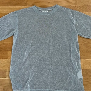 Glittertröja - Monki glittertröja söt över bikini eller bh. 