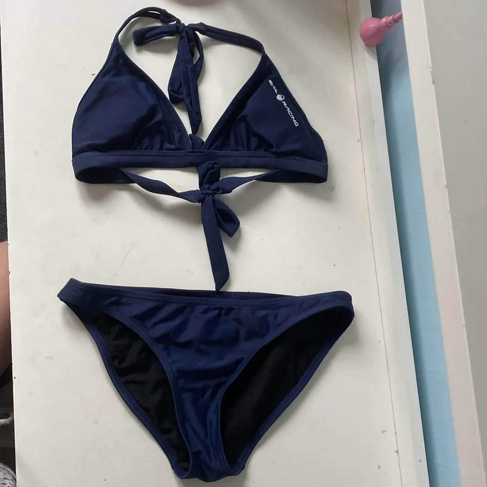 Marinblå bikini från Sail Racing💙 Knappt använd, jättefint skick. Storlek xs.. Övrigt.