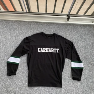 Carhartt tröja / sweatshirt  - Säljer denna äkta carhartt tröja i storlek M köpt förra året från Kennedies. Säljer eftersom den aldrig har kommit till användning. Den är som helt ny, 10/10 skick. Kom privat för fler specifika bilder! Originalpris: 700kr. 