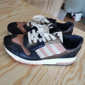 Adidiasskor - Så fina skor köpta här på plick. Har tyvärr blivit för små. Rosa, vita o blå. Kolla mina övriga annonser. Har många skor ute just nu. 