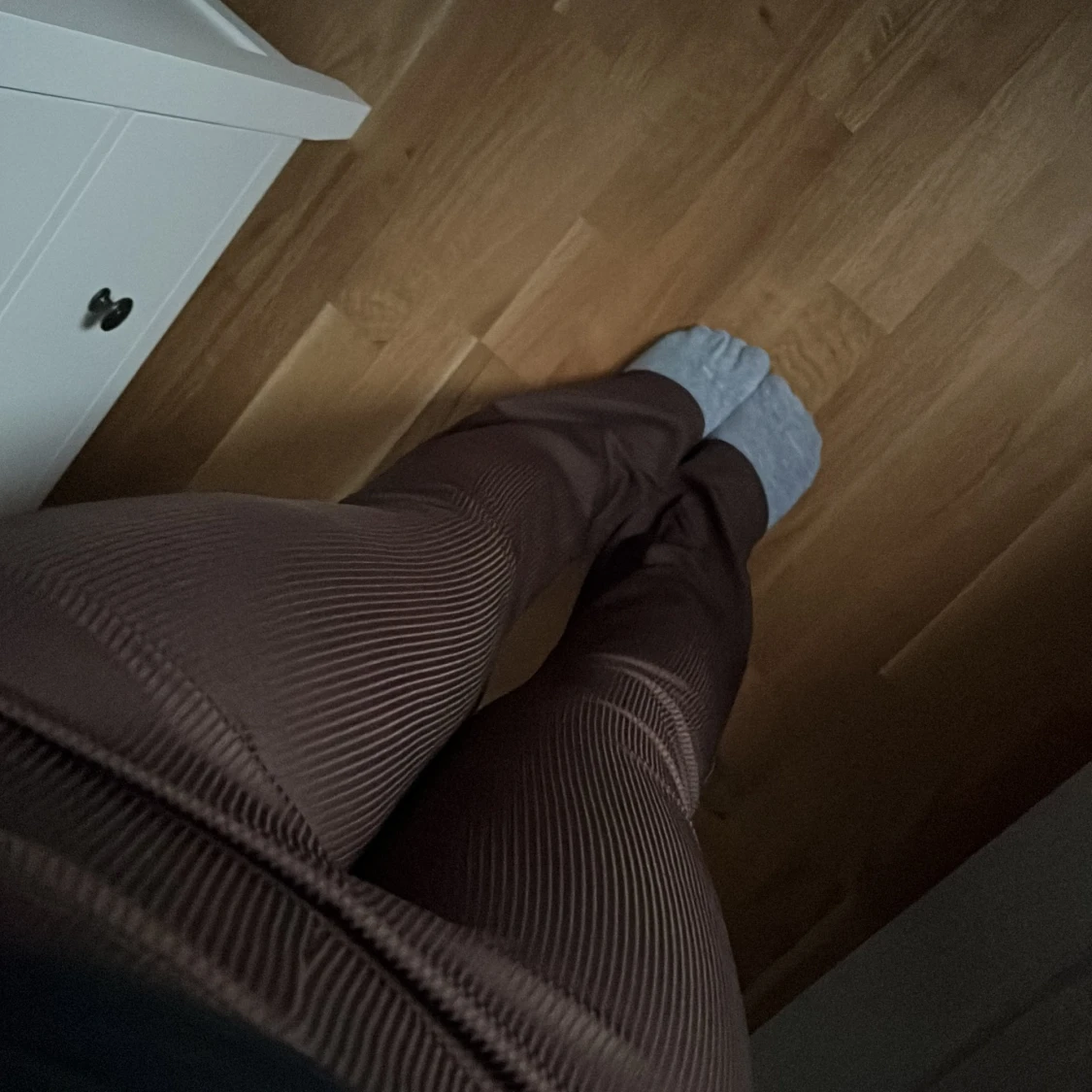 Bruna utsvängda byxor