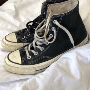 Svarta converse  - Säljer dessa skor då jag inte använder dom längre, dom är i väldigt bra skick lite smutsiga bara❤️‍🔥