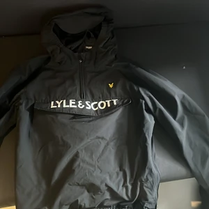 Lyle scott  - Säljer min vind jacka nu då den inte används mer och tycker den inte borde ligga och samla dam utan borde användas istället den är jätte skön och ha på sig och super smidig med ficka i magen 