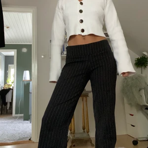 Randiga kostymbyxor  - Säljer nu dessa superfina randiga lågmidjade kostymbyxor från zoul. Är vintage, i storlek 38 men skulle säga att dom mer är en 36💕 jag är 170 