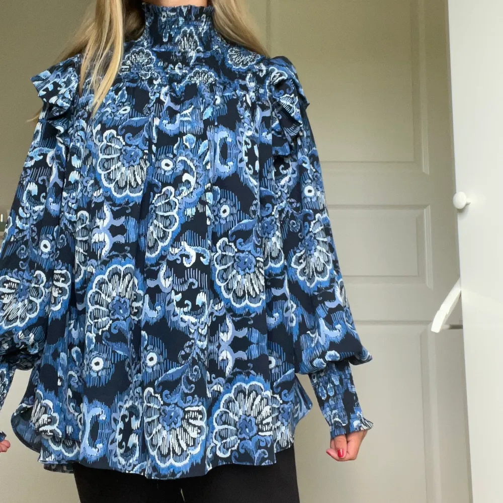 Somrig Carin Wester blus i storlek 34, oversized modell. I nyskick! . Blusar.