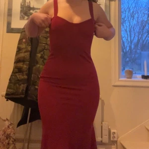 Balklänning - Röd smickarande balklänning, endast testand🥰