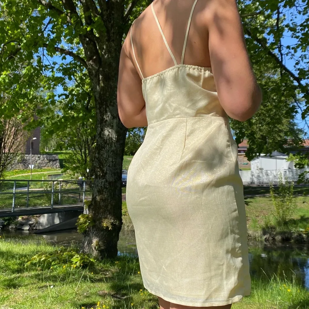 Skimrande ljusbeige/ljusgul klänning med jättefin skärning fram! 🧚🏽 Fler bilder på vår instagram @oblique.selection 🖤. Klänningar.