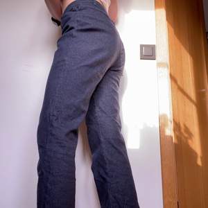 Ett par fina tunna jeans som glittrar! Materialet är väldigt mjukt och tunnt så perfekt till sommaren! samfraktar gärna, det är bara att höra av sig vid frågor/fler bilder❤️