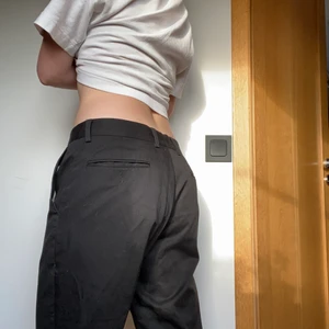 Svarta lågmidjade kostymbyxor  - Hej! Säljer ett par svarta lågmidjade kostymbyxor eftersom jag redan har ett till par! I fint skick:) samfraktar gärna, det är bara att höra av sig vid frågor/fler bilder❤️