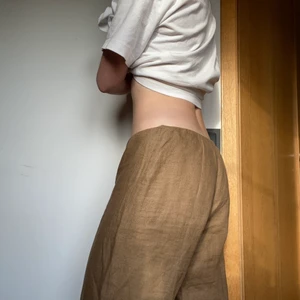 Linnebyxor - Hej! Säljer ett par linnebyxor! De är ganska oversized på mig som har M så skulle tippa på att de är i storlek 40-44 men funkar bra om man vill ha de lite större! De sitter dock bra lågmidjat för mig som vanligtvis har runt 30 i midjestorlek!samfraktar gärna, det är bara att höra av sig vid frågor/fler bilder❤️