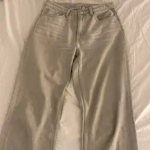 Raka jeans från Weekday i ljusgrå. på första bilden ser man färgen tydligt den sitter bra i längden för mig som är 1,62. Säljer dessa för 200kr 
