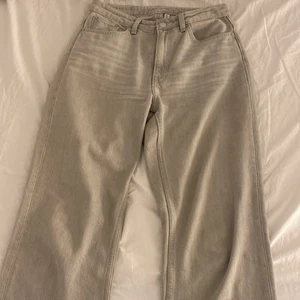 Jeans från weekday i storlek 27  - Raka jeans från Weekday i ljusgrå. på första bilden ser man färgen tydligt den sitter bra i längden för mig som är 1,62. Säljer dessa för 200kr 