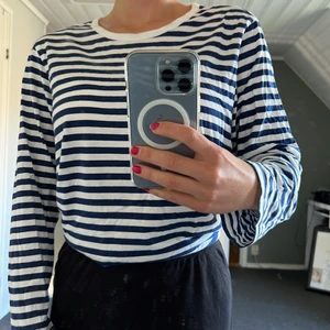 Monki Randig långärmad - Fin blårandig tröja från Monki, Strl S, använd ett fåtal gånger🌸