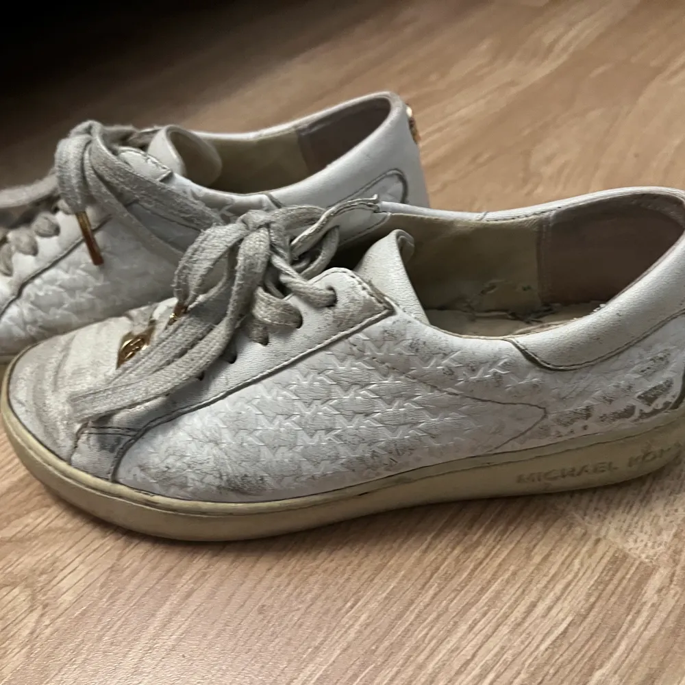 Hej! Säljer dessa välanvända Michael kors sneakers, går att tvätta och göra dem finare men säljer dem extremt billigt då jag endast vill bli av med dem och känns onödigt att slänga. Köparen står för frakten 🤍. Skor.