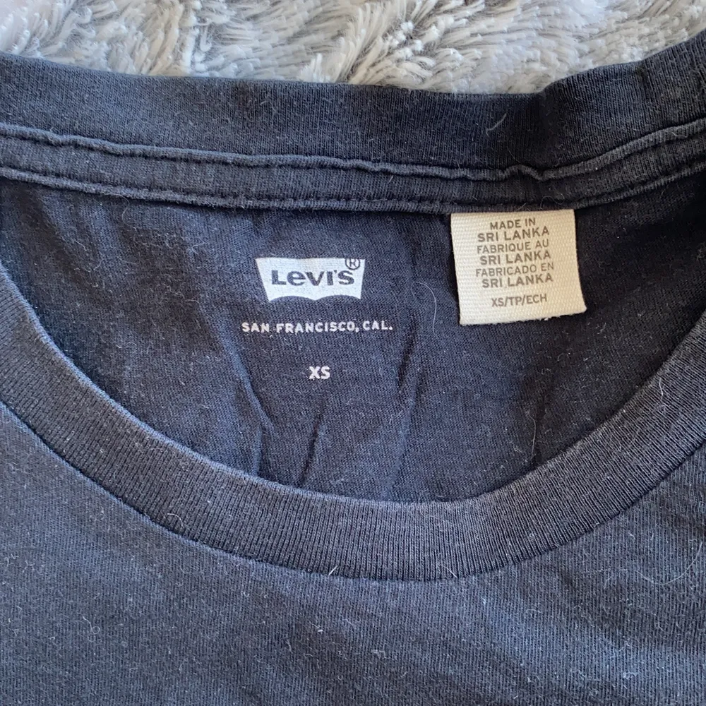 Säljer en levis t-shirt i strl xs, 50kr köparen står för frakt.. T-shirts.