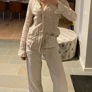 Linneskjorta  - Säljer den här beiga linneskjortan från Gina tricot som bara är använd någon enstaka gång! Skriv för frågor! 💗