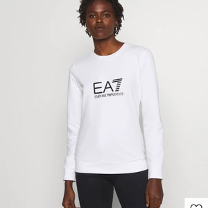 Armani sweatshirt  - Helt ny, taggen sitter kvar. Ungefär samma som på bilden. Nypris 1299