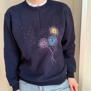 Fin unik tröja! - Fint secondhand skick! Jag på bilden har storlek S!