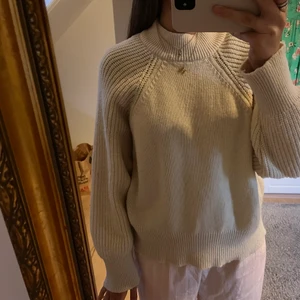 Stickad tröja  - En beige stickad tröja! Den är ifrån Gina tricots premium kollektion!