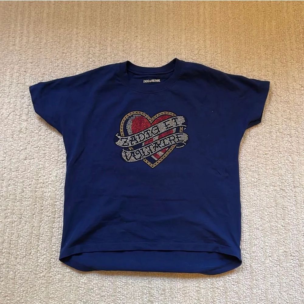 Säljer denna superfina mörkblå T-shirten för Zadig & Voltaire! Endast använd 1 gång av mig, storleken är typ xs- s💕💕💕. T-shirts.