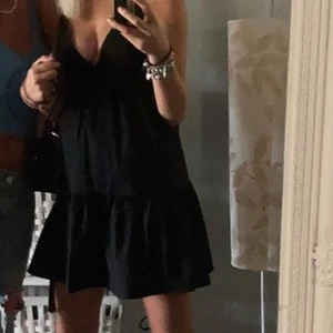 Svart klänning - Säljer denna superpopulära svarta klänning från Zara som tyvärr är helt slutsåld. Super fin med knyte i ryggen. Perfekt nu till sommaren! Buda i kommentarerna! 