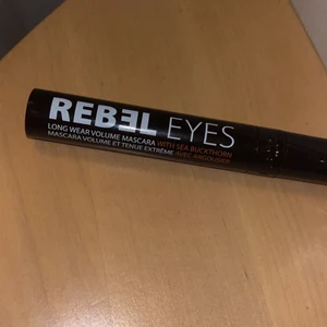 Svart Mascara  - Svart volym mascara som aldrig används. 20kr+frakt (13kr) 