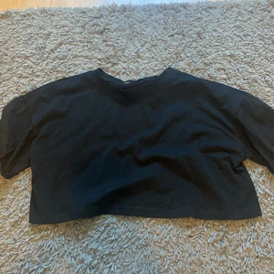 Kroppad svart tshirt - Kroppad tshirt i en mer oversized fit. Strl S. Aldrig använd
