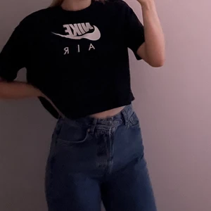 Nike tröja - Träningströja som knappt är använd! Kolla även in min profil då paketpris finns och pris går alltid att diskutera🥰
