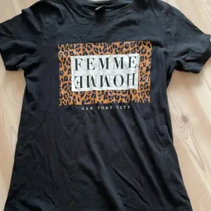 Svart t-shirt från GinaTricot i XS💗