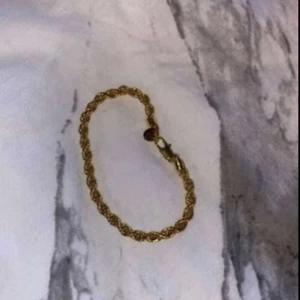 Cordell armband i guld - Säljer ett par armband guld pläterade helt nya oanvänd som passar fint på handleden. Och har en längd på 19cm  Kan mötas och frakta🚚📦