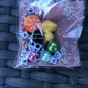 Ett pärl kitt - Hej säljer detta pärl kitt med 2 berlocker och resten lite pärlor 