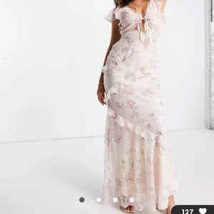 Balklänning  - Säljer denna otroligt fina balklänningen ifrån Asos, skulle ha den på min bal men hittade en annan klänning att ha istället! prislappen sitter kvar i klänningen