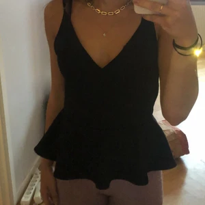 Topp - Svart topp v-ringad fram och bak