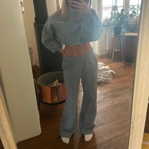 Grå/blått set - Säljer detta galet snygga settet från hm då jag tyvärr inte kan använda de då byxorna är alldeles för långa på mig. Färgen gör sin inte riktigt rättvisa på bild men den är iaf mer åt det blåa hållet. 