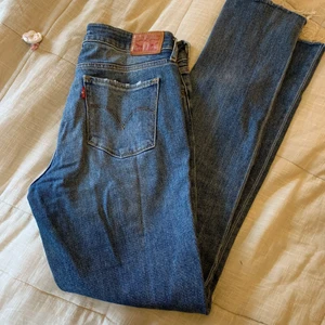 Levis jeans - Levis jeans i väldigt bra skick! Tyvärr inte använda pga för små. Model 712 slim. Kolla gärna in mina andra annonser också!✨ priset går att diskutera 💛