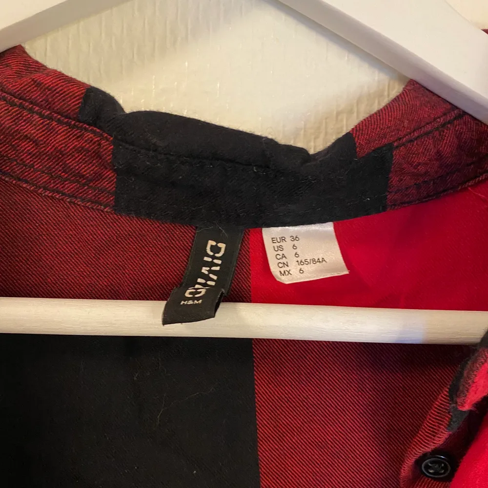 En röd/svart rutig skjorta från H&M | köpt för några år sen och använd fåtal gånger så den är i gott skick. Skjortor.