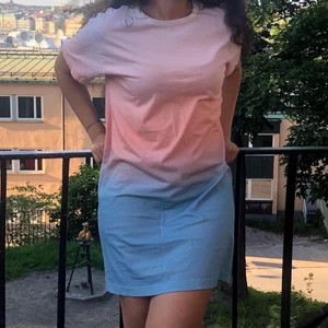 Marc Jacobs - Fantastisk t-shirtklänning i fina färger som är använd en gång, knälång och extremt bekväm. Marc Jacobs! storlek S