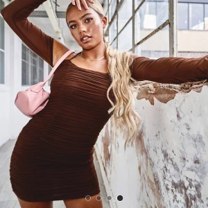 Tennesee Meshklänning med armar  - Jätte snygg brun klänning i mesh med armar som jag tyvärr aldrig haft någon användning för, helt ny och lappen sitter fortfarande kvar