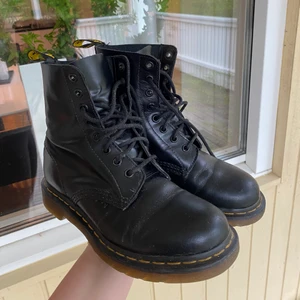 Dr. Martens 1460 storlek 38 - Säljer dessa då dem inte kommer till användning. Storlek 38. Dem är lite ”ihopsjunkna” pga att jag ej avnändt dem på länge men syns inte där dem är på! Nypris 2100