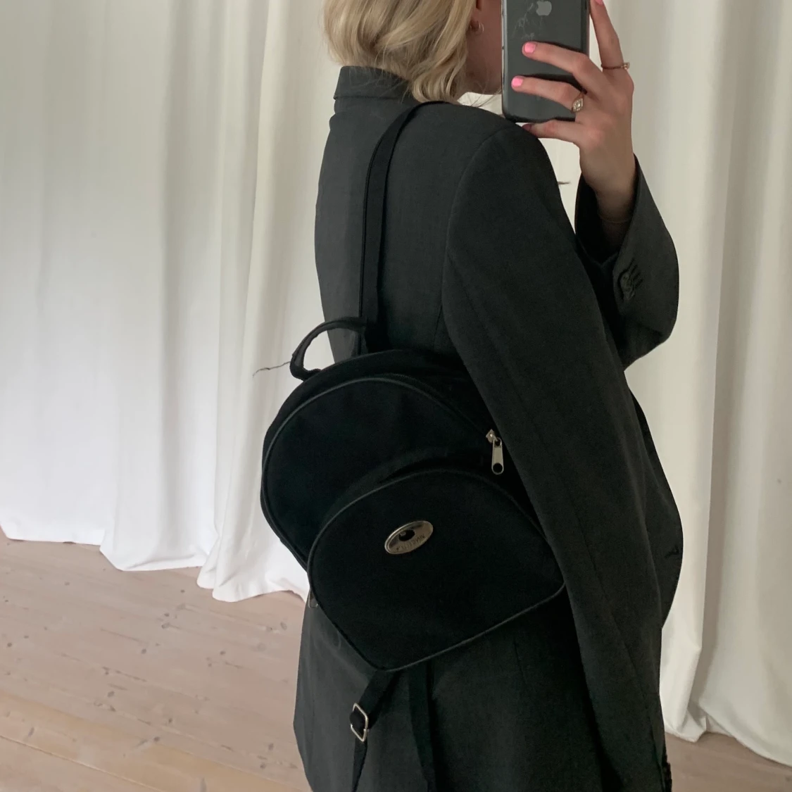 Liten svart ryggsäck  - 90