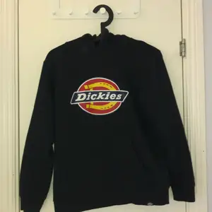 Svart Dickies hoodie , Dickies märket är i helt okej skick som binder på bilden