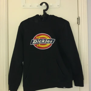 Dickies hoodie, storlek small -  Svart Dickies hoodie , Dickies märket är i helt okej skick som binder på bilden