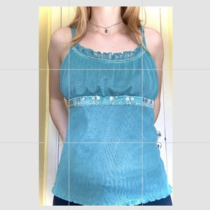 Mesh-linne med paljetter - Blått/turkost linne i mesh med paljetter⭐️ inte genomskinligt och lagom långt på mig med S